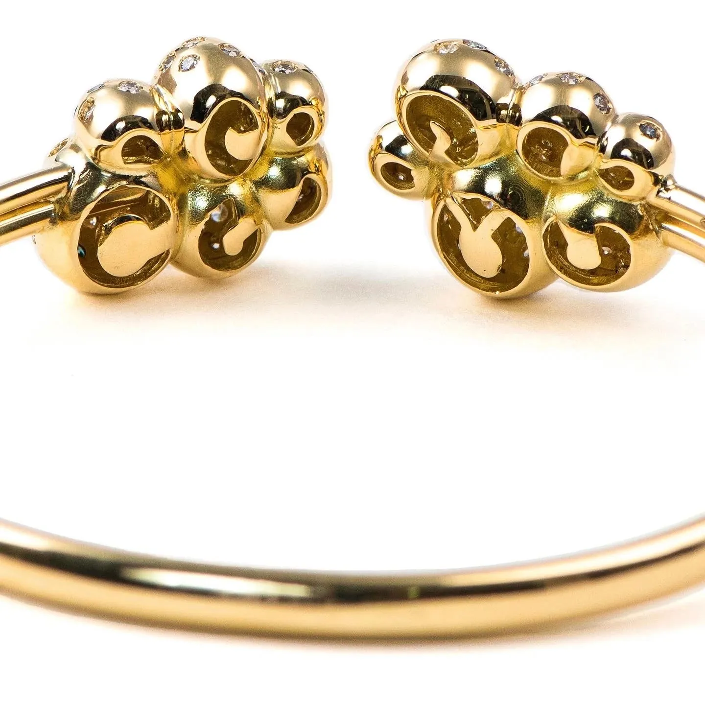Blue Cloud, flexible cuff 18K Gold with Diamonds Sustainable Fine Jewelry