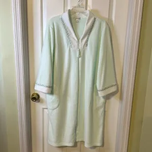 Miss Elaine zip front robe,size XL, pastel green, 2 side pockets.Good condition.