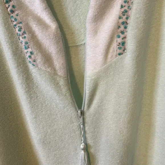 Miss Elaine zip front robe,size XL, pastel green, 2 side pockets.Good condition.