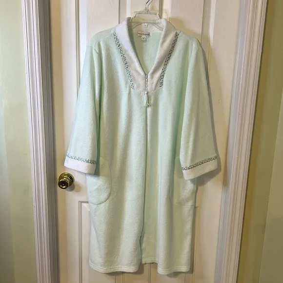 Miss Elaine zip front robe,size XL, pastel green, 2 side pockets.Good condition.