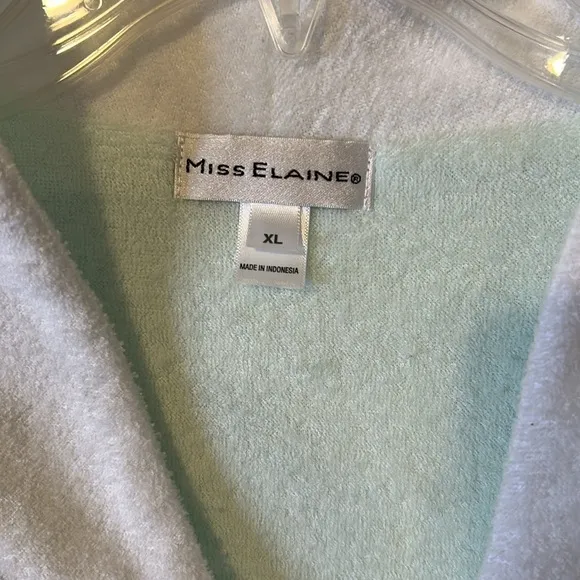 Miss Elaine zip front robe,size XL, pastel green, 2 side pockets.Good condition.