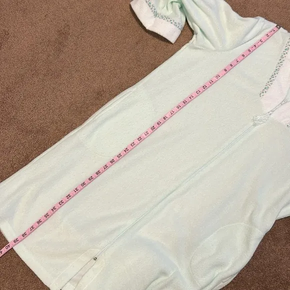 Miss Elaine zip front robe,size XL, pastel green, 2 side pockets.Good condition.
