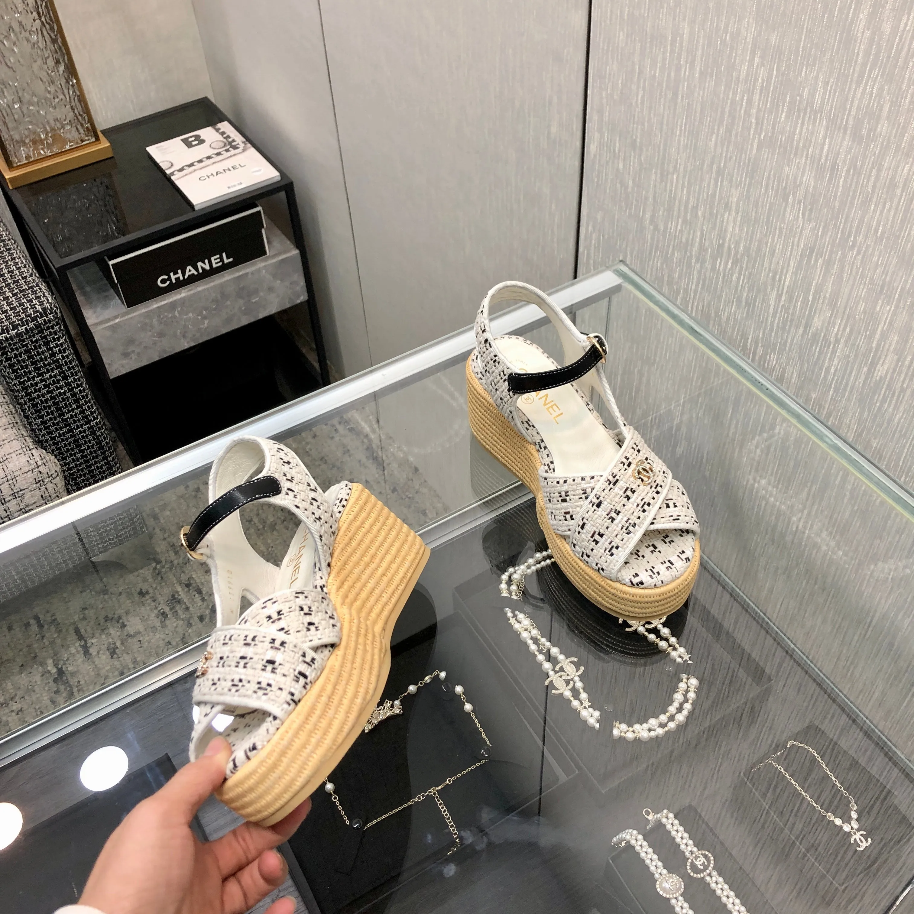 PEEP-TOE THICK SOLE SANDALS IN WHITE MIX BLACK WOVEN FABRIC