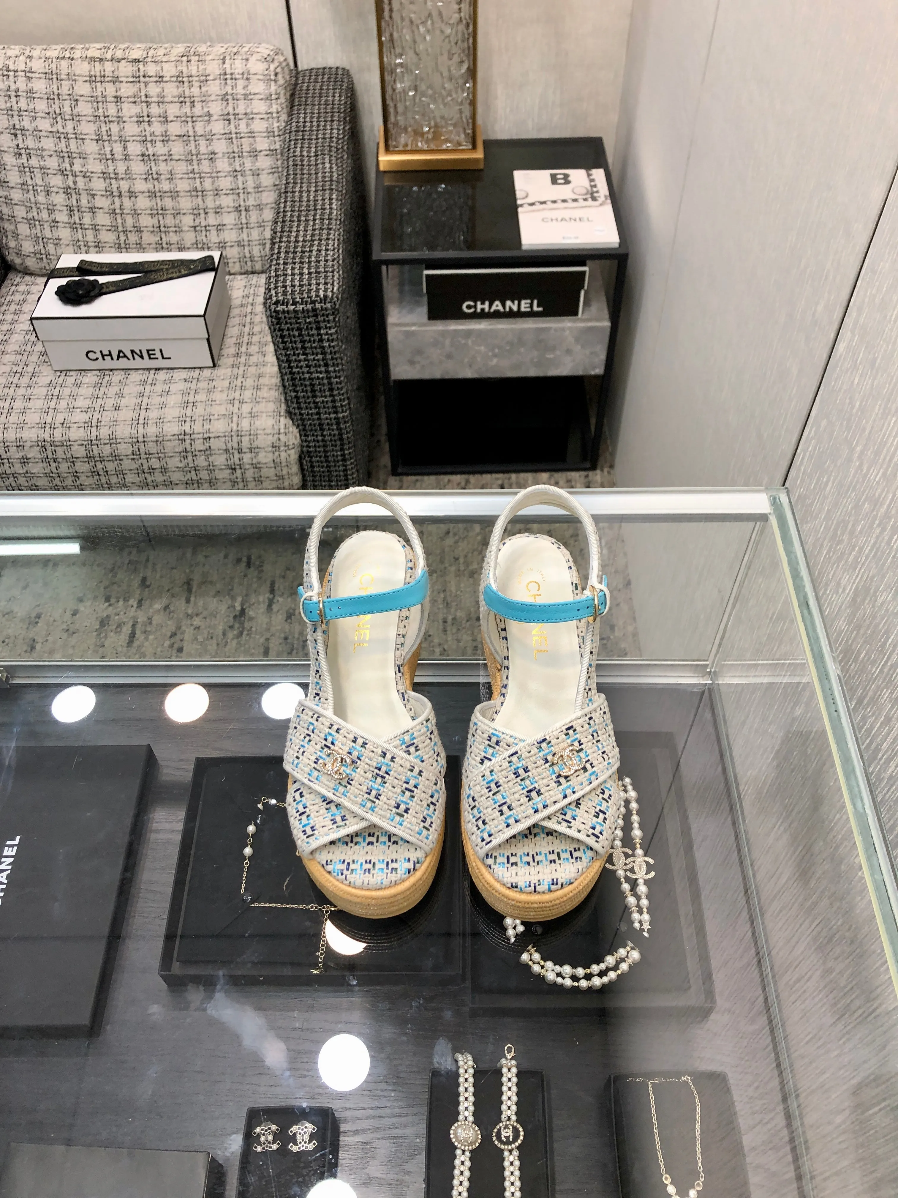 PEEP-TOE THICK SOLE SANDALS IN WHITE MIX BLUE WOVEN FABRIC