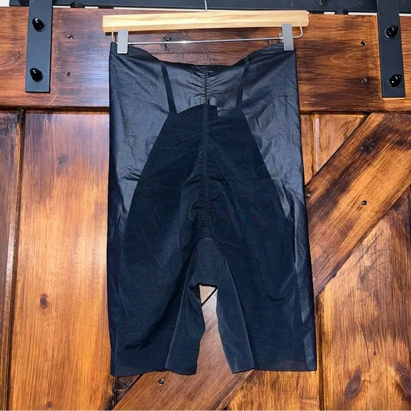 Spanx very high high-waisted mid-thigh short