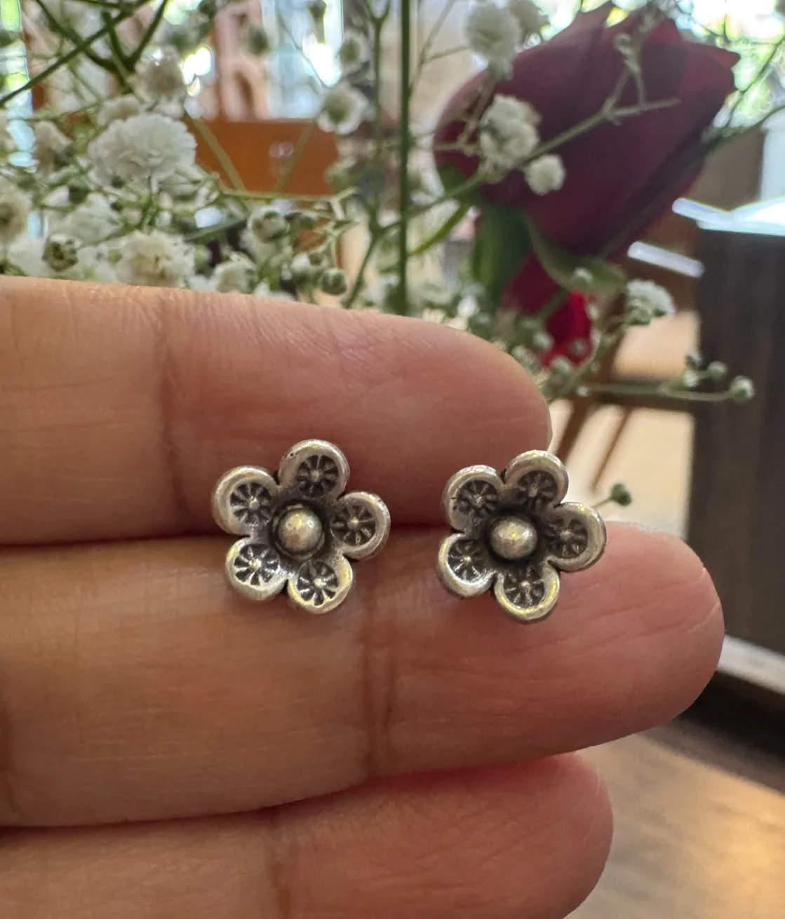 The Periwinkle Silver Flower Earstuds