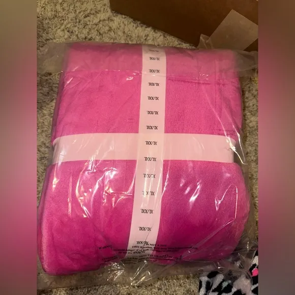 Victoria’s Secret cute  sexy pink fuchsia short cozy robe size XL/2XL🩷✨💕💗💋